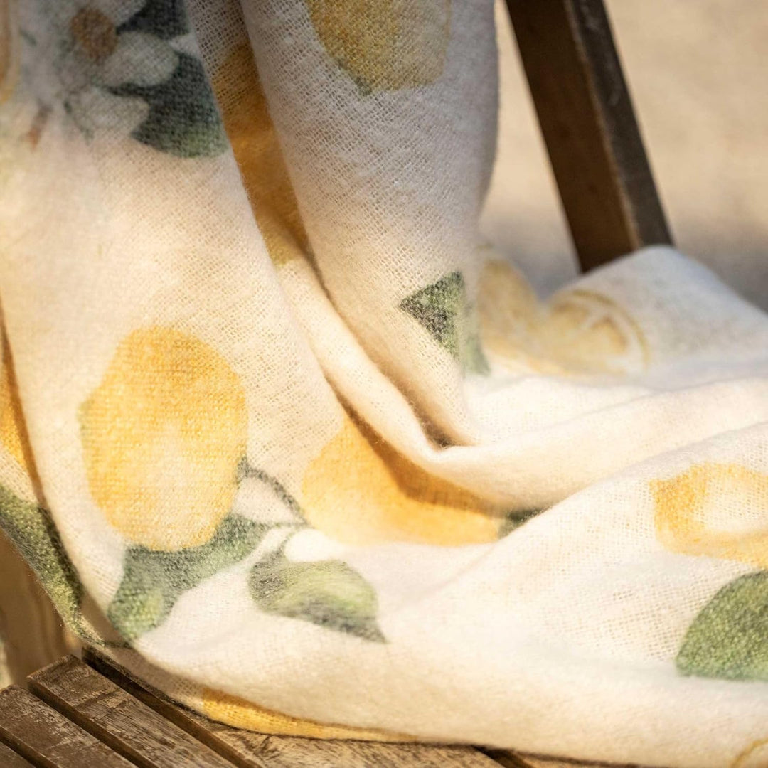 Dekoleidenschaft dünne Sommerdecke Lemon beige mit Zitronen Motiv, Kuscheldecke 130x160 cm, Sofadeck