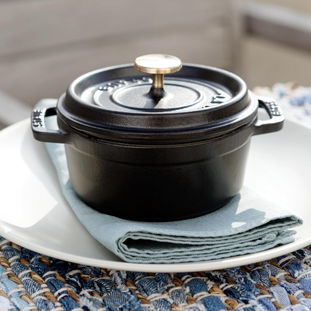 Staub 40500-101-0 Mini Cocotte, rund mit Deckel 10 cm, 0,25 L, induktionsgeeignet, mit mattschwarzer