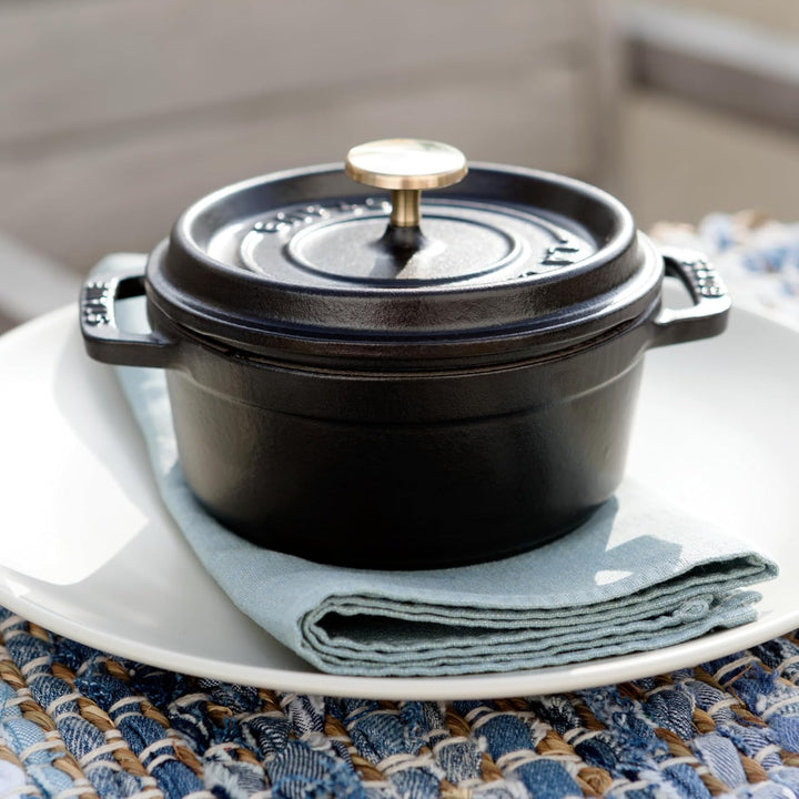 Staub 40500-101-0 Mini Cocotte, rund mit Deckel 10 cm, 0,25 L, induktionsgeeignet, mit mattschwarzer