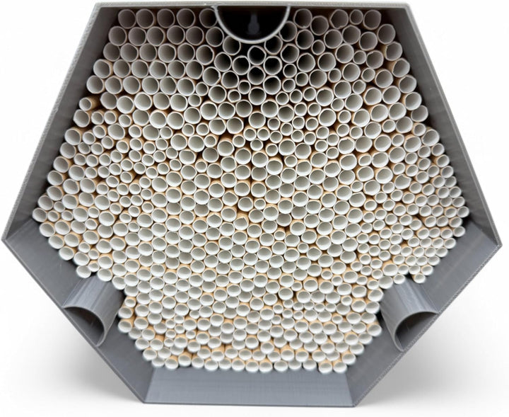 Wildbienen-Nisthilfe – absolut haltbar &amp; wetterfest. Insektenhotel mit 600 Nisthülsen. Hochwertiges
