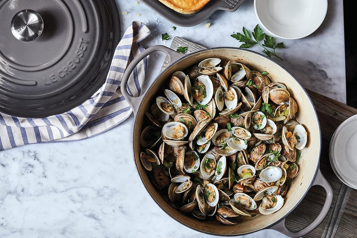 Le Creuset Signature Gusseisen-Bräter mit Deckel, Ø 24 cm, Rund, Für alle Herdarten und Induktion ge