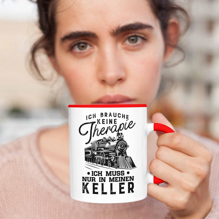 Trendation - Modelleisenbahn Tasse Geschenk für Eisenbahner Spruch Ich Muss In Meinen Keller (Rot),