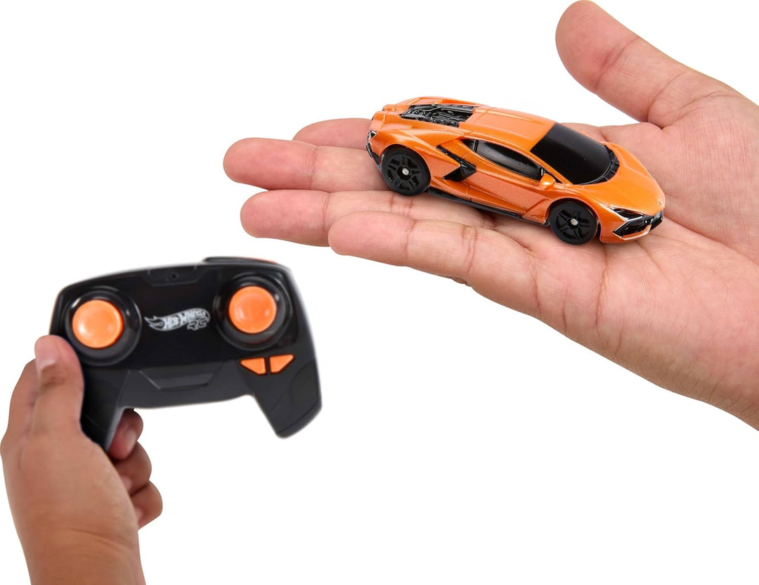 Hot Wheels RC Spielzeugauto, Lamborghini Revuelto mit Fernbedienung im Massstab 1:64, aufladbar mit