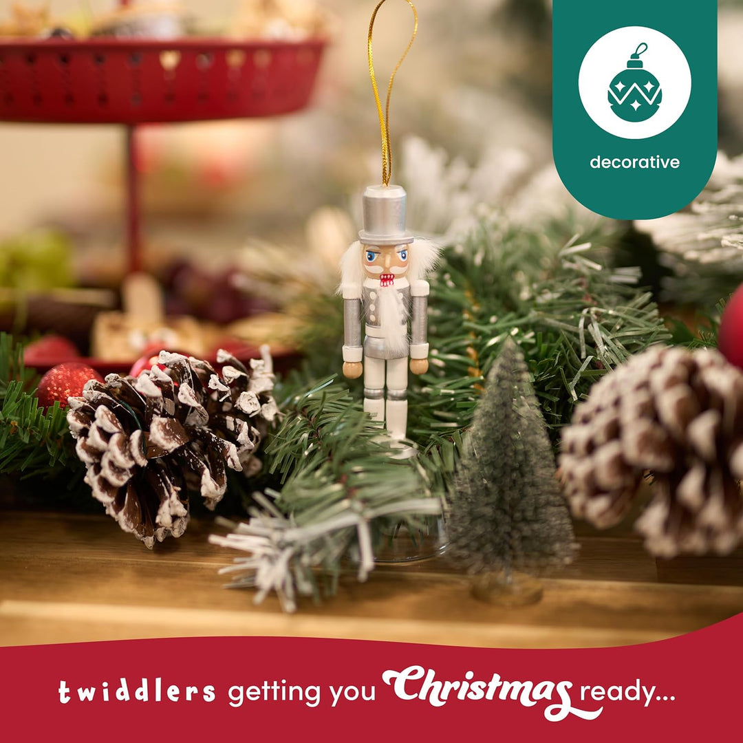 THE TWIDDLERS - 6 Silberne Nussknacker-Soldaten-Ornamente aus Holz, 10cm / 4“ - Baumschmuck im festl