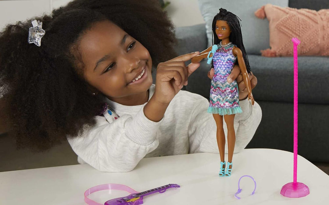 Barbie GYJ24 - "Bühne frei für grosse Träume" Brooklyn Barbie Puppe (ca. 30 cm gross, mit braunen Zö