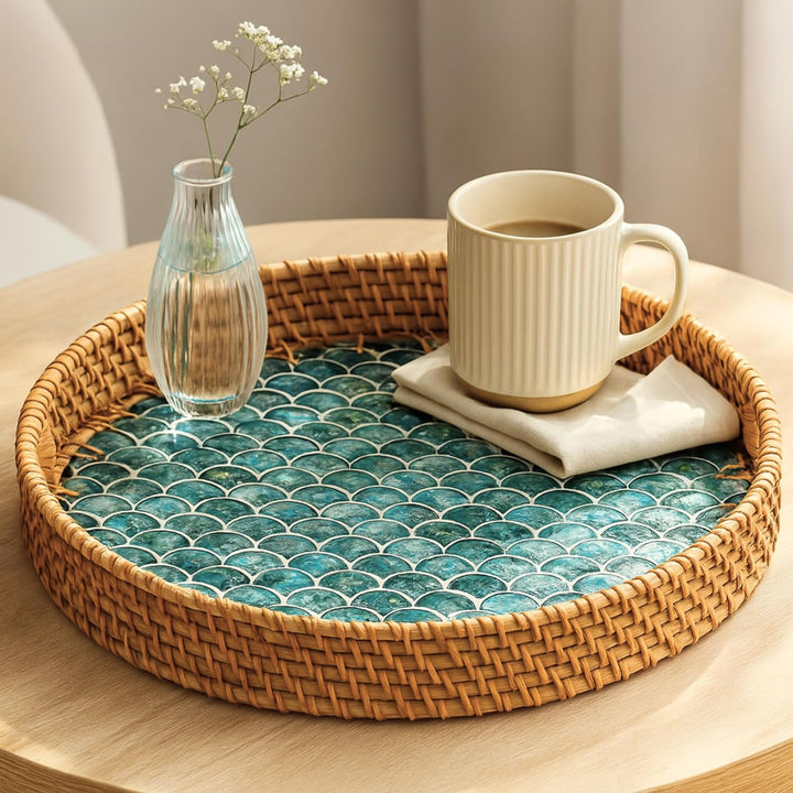 JUNGLE CULTURE Rattan Serviertablett rund 30 cm mit Perlmutt – Cascade • Coastal Boho • Handgefertig