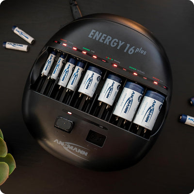 ANSMANN Energy 16 Plus Akku Ladegerät - Ladestation für AAA, AA, C, D, 9V E-Block & USB - Schnelllad