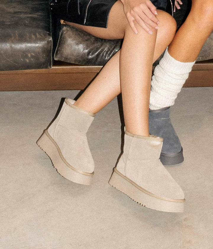 BOSANOVA Stiefeletten im australischen Stil aus Spaltleder mit mittlerem Schaft von 12 cm, Logo-Deta