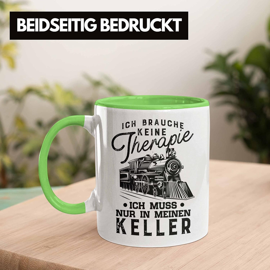 Trendation - Modelleisenbahn Tasse Geschenk für Eisenbahner Spruch Ich Muss In Meinen Keller (Grün),