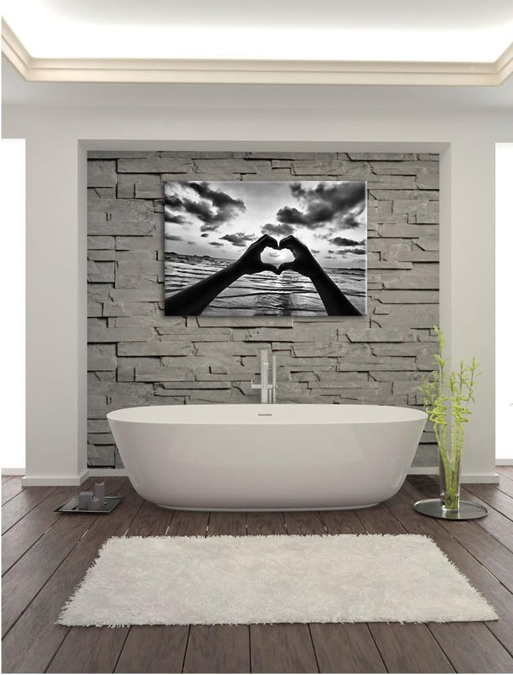 Pixxprint Monocrome, Mit Händen geformtes Herz am Meer, Format: 100x70 auf Leinwand, 100x70
