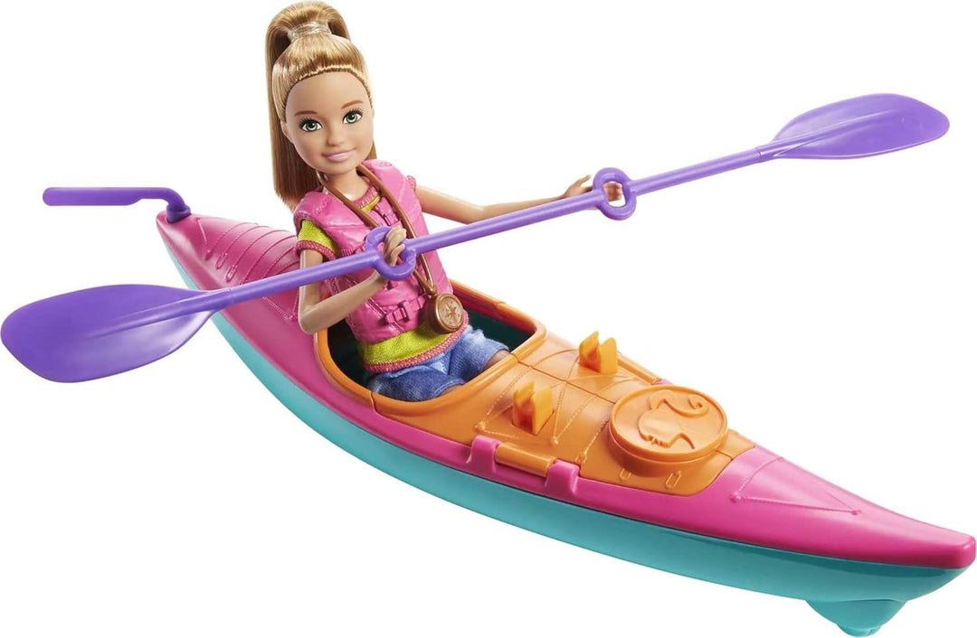 Barbie GJB58 - Team Stacie Puppe und Sommer-Camp Spielset mit Zelt, Kajak und mehr als 15 Zubehörtei