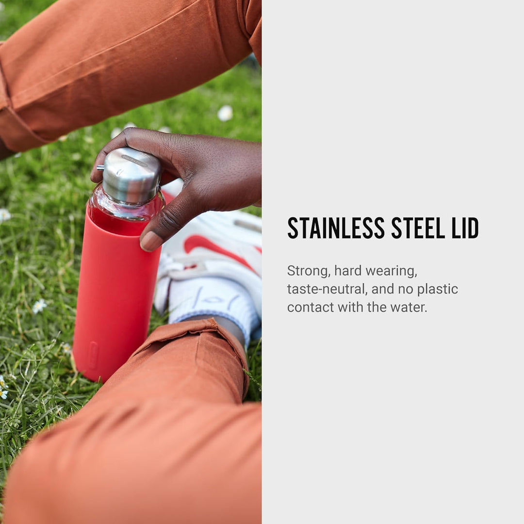 Black+Blum Wasserflasche Glas | Koralle | 600 ml | Edelstahldeckel mit Trageschlaufe | Silikonschutz