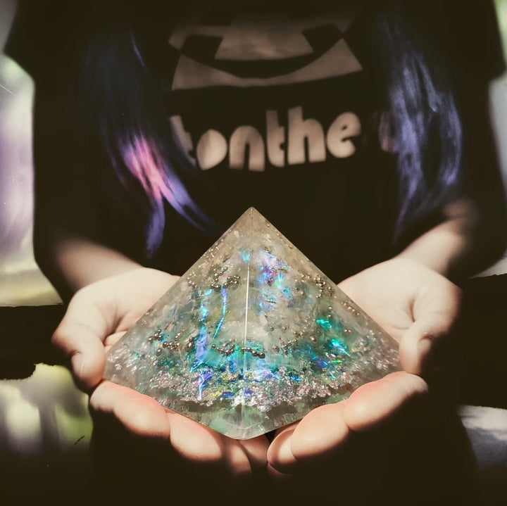 firstonthesun Orgonit Pyramide Polarlicht - Grosser Spiritueller Orgon Kristall mit Edelsteinen | Se