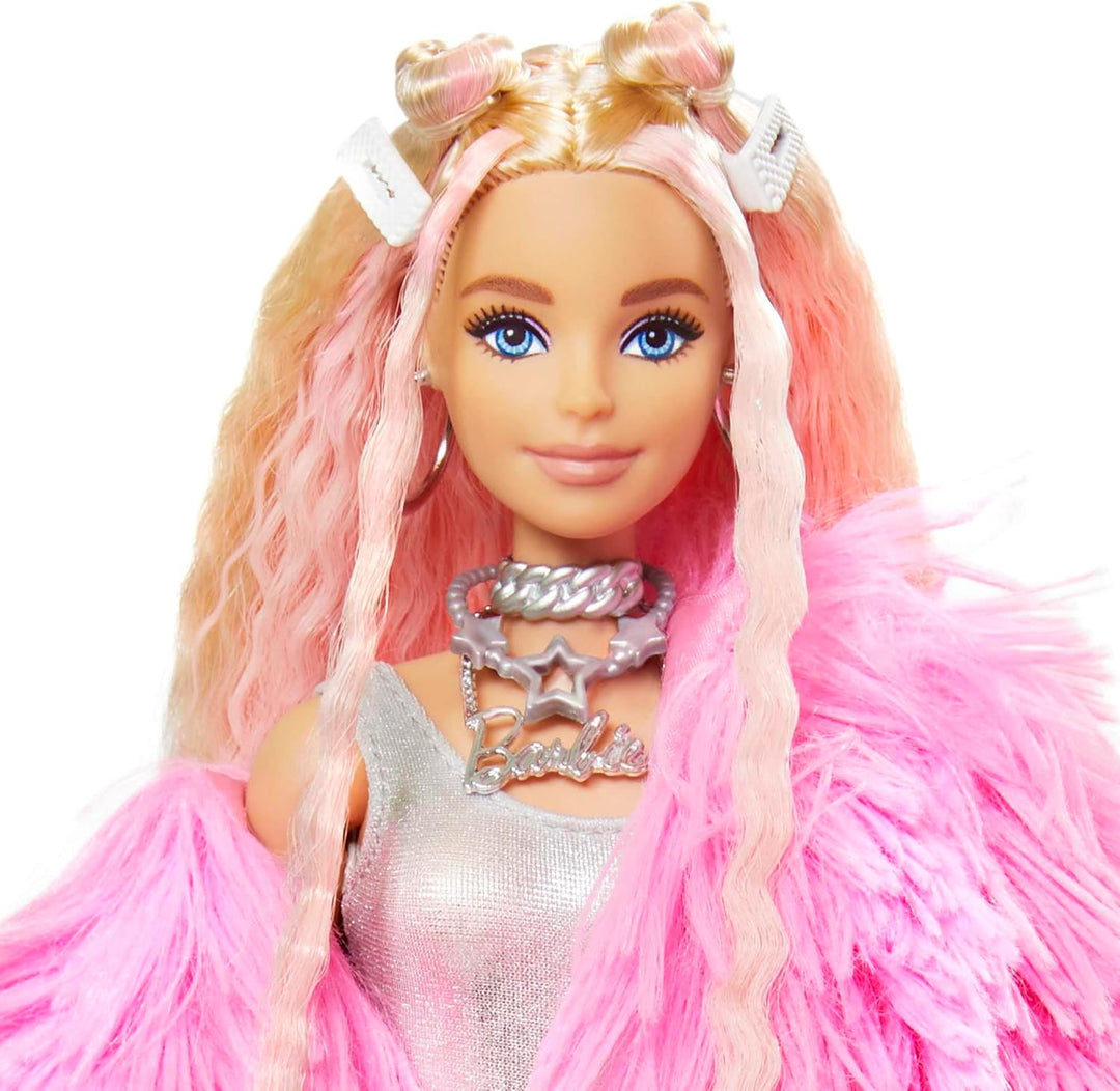 Barbie Extra, Barbie Puppe mit extra langen Haaren, inkl. Barbie Kleidung wie flauschiger Mantel und