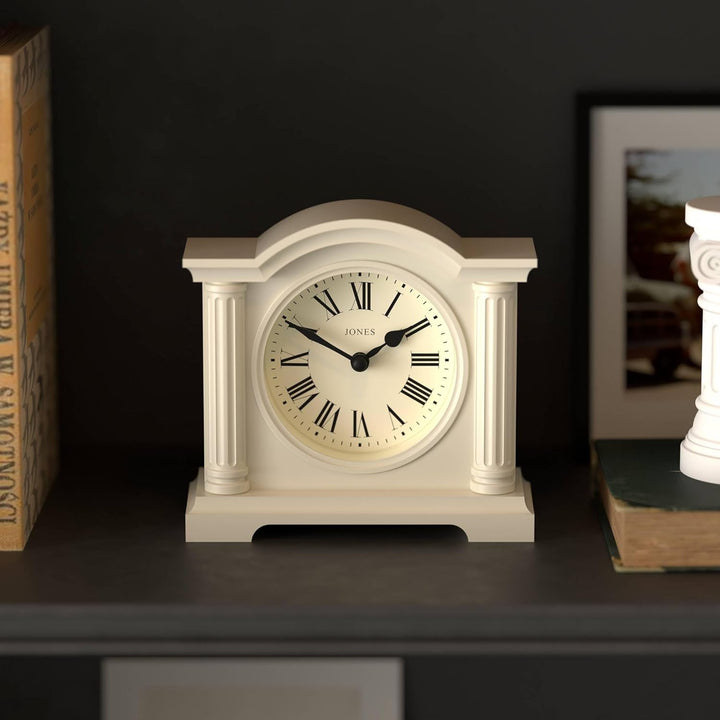 JONES CLOCKS® Kensington Kaminuhr | Klassische Uhr mit gewölbtem Oberteil | Cremefarben | Stilvoll &