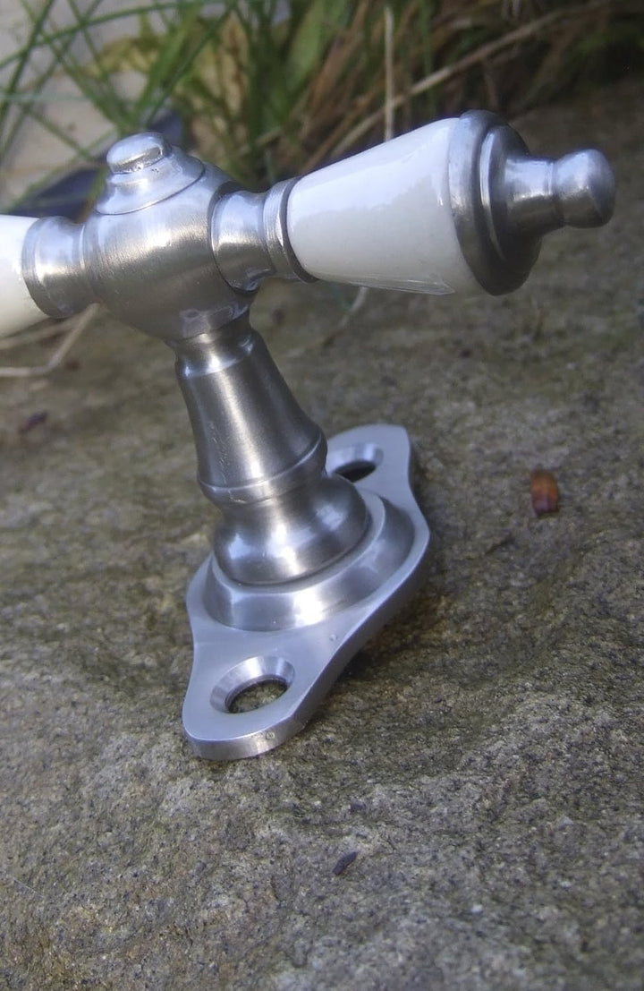 Antikas - Fensterolive Nickel gebürstet, Gründerzeit-Jugendstil Griff in altweiss