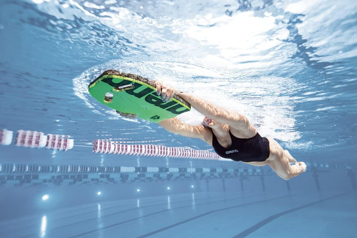 arena Kickboard Swim Board, Schwimmbad-Trainingszubehör, Schwimmbrett mit Vorgeformten Öffnungen, Me