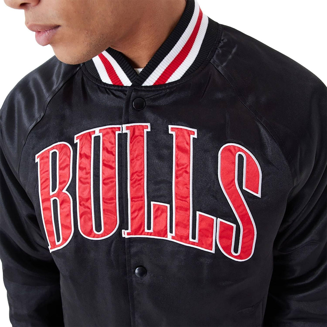 New Era NBA Applique Satin Chicago Bulls Jacke Bomberjacke schwarz, M