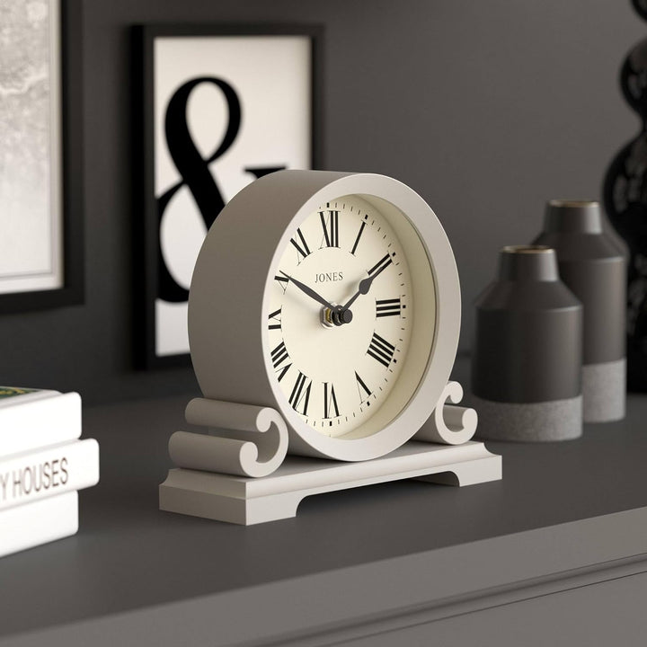 JONES CLOCKS® Saloon Kaminsims Uhr | Klein traditionelles doppelschneckendesign | Grau | Römische zi
