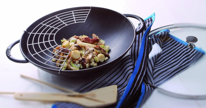 STAUB Gusseisen Wok, Inkl. Glasdeckel und herausnehmbaren Gittereinsatz, Induktionsgeeignet, Ø 37 cm