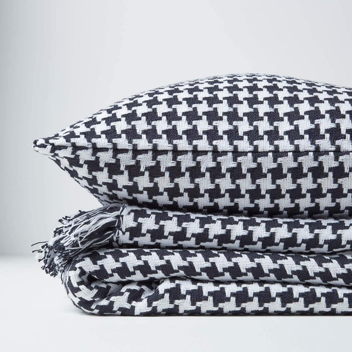 Homescapes grosse Tagesdecke mit Hahnentrittmuster, schwarz-weiss, Sofa- und Bett-Überwurf aus 100%