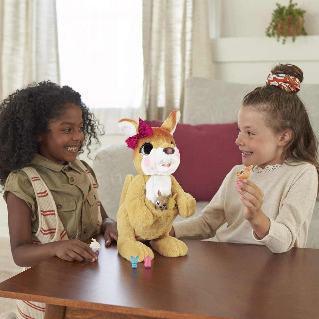 Hasbro Josie, das Känguru, interaktives Plüschspielzeug, 70+ Geräusche und Reaktionen, ab 4 Jahren,