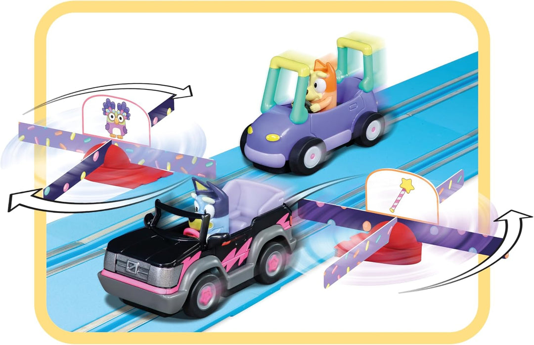 Carrera Bluey & Bingo Race 2,4m Rennstrecken-Set I 2 ferngesteuerte Fahrzeuge mit Bluey und Bingo I