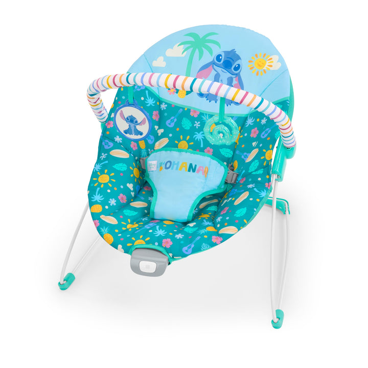 Bright Starts Disney Stitch Ohana Paradise Vibrierende Baby-Wippe, Abnehmbarer Spielbogen, 2 Spielze