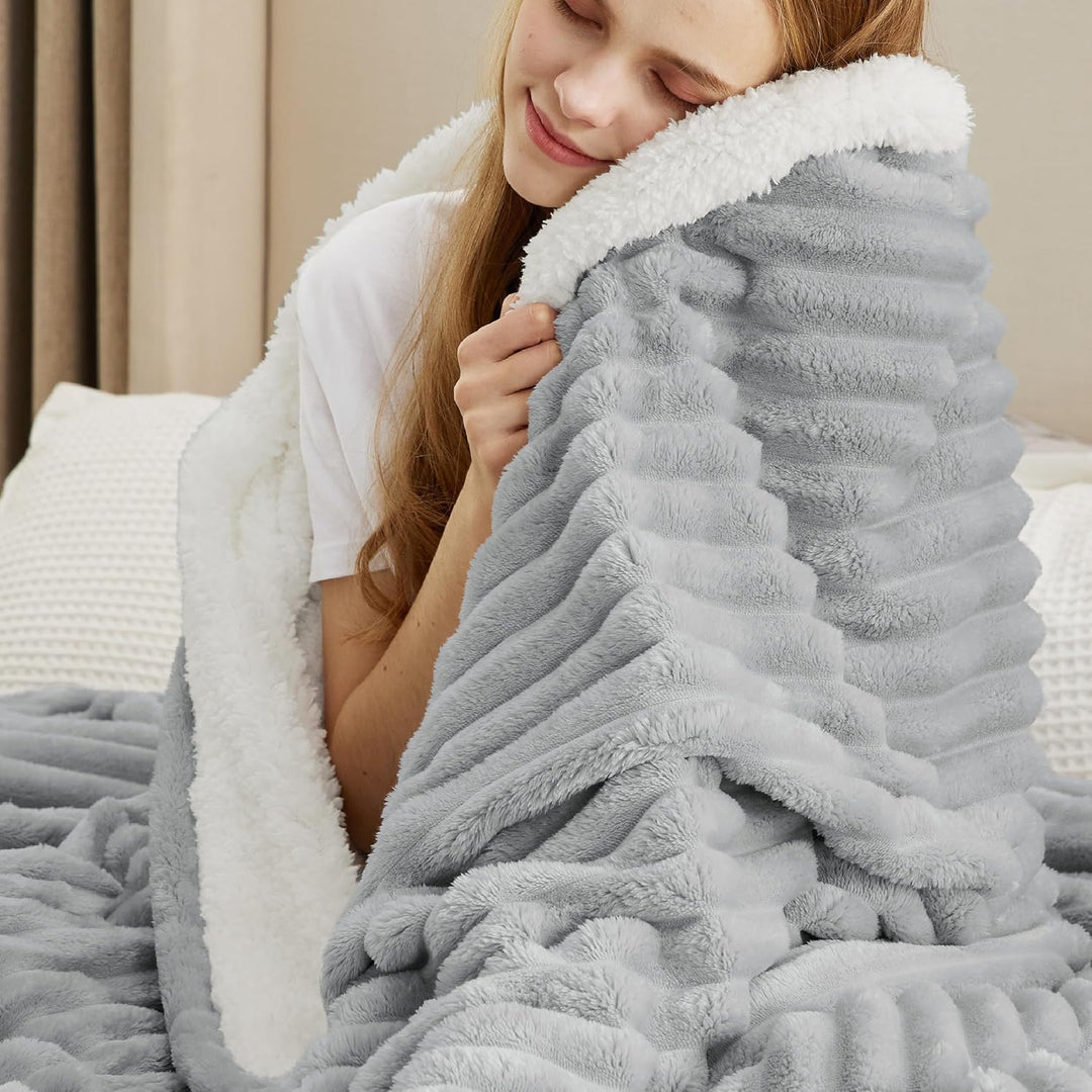 BEDSURE Sherpa Decke Hellgrau - Warme Dicke Kuscheldecke Flauschig, Sofadecke Couchdecke Winterdecke