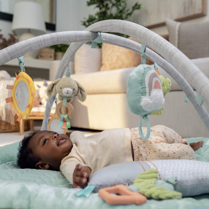Ingenuity - Calm Springs Plüsch Spielbogen für Baby, Ultra-Soft Premium Matte, inkl. Spielzeuge, Cal