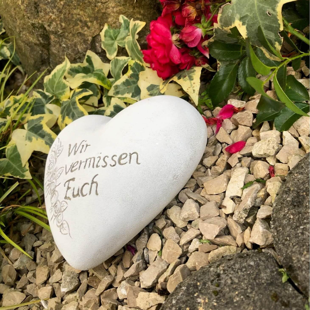 Radami XXL Grabherz Spruch Grabschmuck Grab Herz - Wir vermissen Euch - Grabdeko Trauerherz ca. 1300