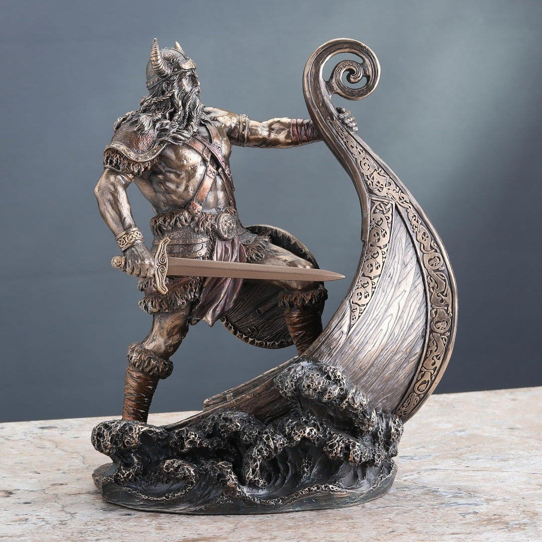 Veronese Design Nordischer Wikinger-Krieger stehend auf langem Schiffskugel mit antikem Bronze-Finis