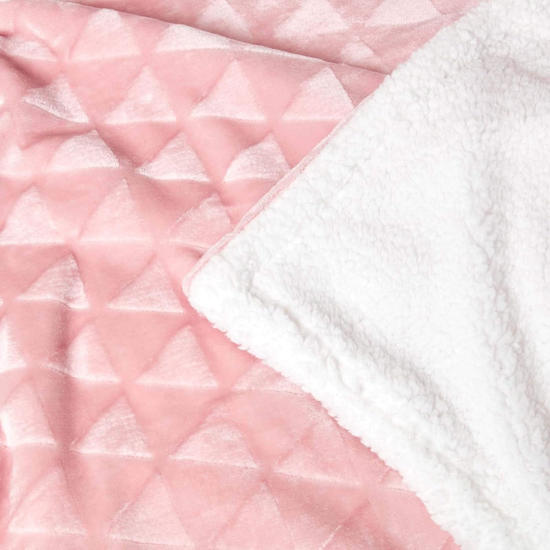 Homescapes Flauschiges Plaid, rosa, samtweiche Kuscheldecke in Fell-Optik mit geometrischem Muster,