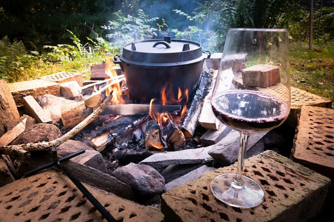 Dutch Oven 13,6 Liter von El Fuego®, 100% Gusseisen, inkl. Schürhaken und Tragebügel, Camping & Outd