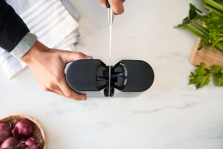 ZWILLING V-Edge, V-förmiger Messerschärfer mit Keramikschleifsteinen, geeignet für europäische und j