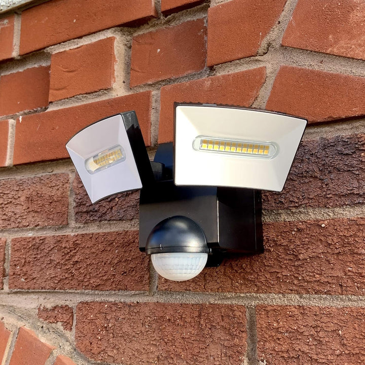 IQ GROUP Batterie LED Strahler, moderne Aussenleuchte mit 180 Grad Bewegungsmelder, Lampe IP44 für A