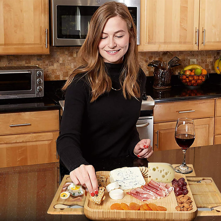 Todeco Bambus-Käsebrett mit Käsemesser Set, Charcuterie Board, mit 4 Käse-Messern, Ausziehbarer Schu