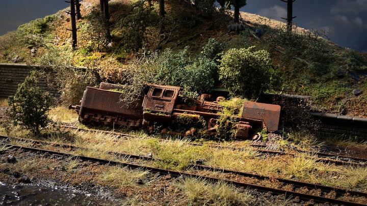 NOCH® Vergessener Ort „Lokomotive“, handkoloriert, 24 x 10,1 x 5,2 cm für Spurweite H0, perfekt für