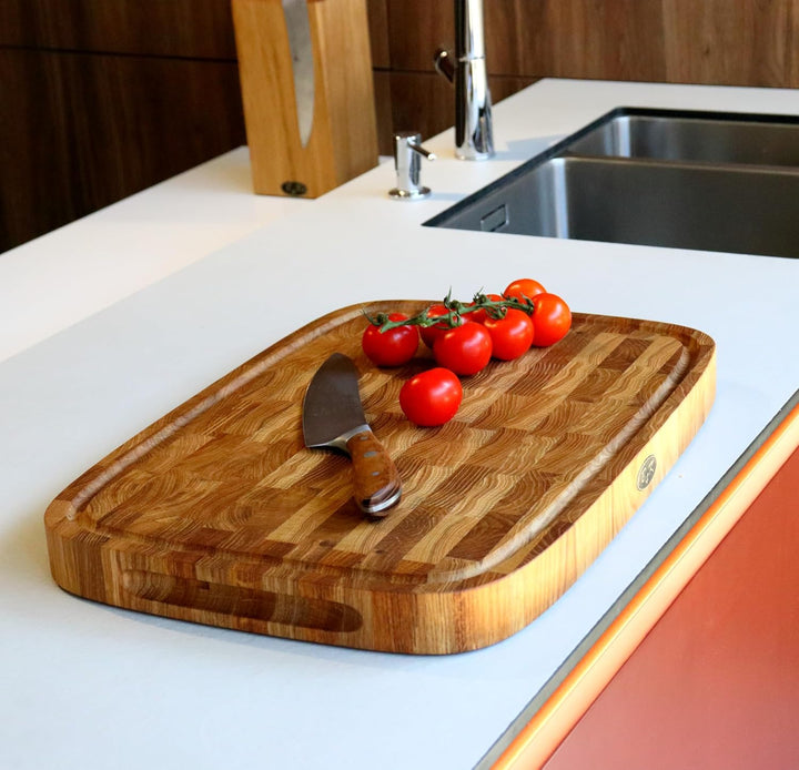B4K® 50x35x4cm Küchenbrett aus Eiche Stirnholz | Antibakterielles Hirnholzbrett mit Griffen, Silikon