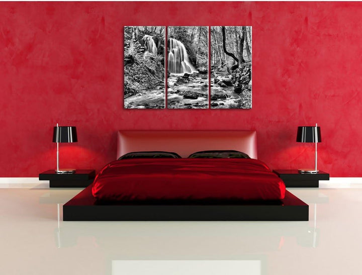 Pixxprint Monocrome, Atemberaubender Wasserfall im Wald 3-Teiler Leinwandbild 120x80 Bild auf Leinwa