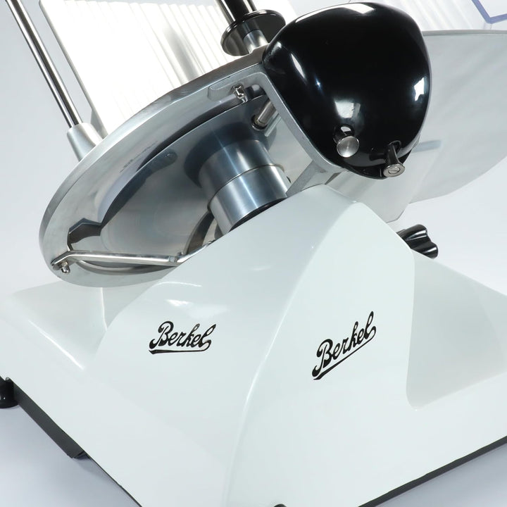 Berkel Red Line 300 Aufschnittmaschine rot - Schneidemaschine für die Küche inkl. handgefertigtes Ei