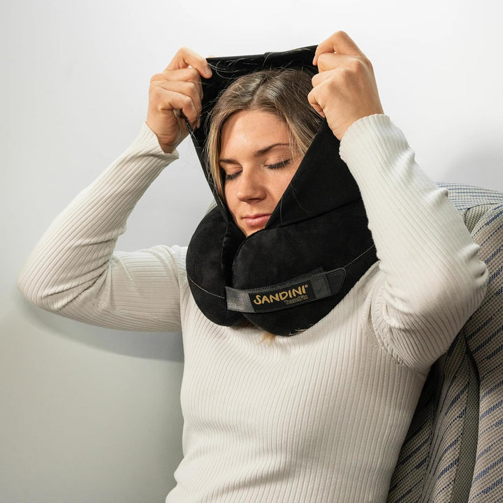 SANDINI TravelFix Hoodie Outlast – Premium Reisekissen/Nackenkissen mit ergonomischer Stützfunktion,