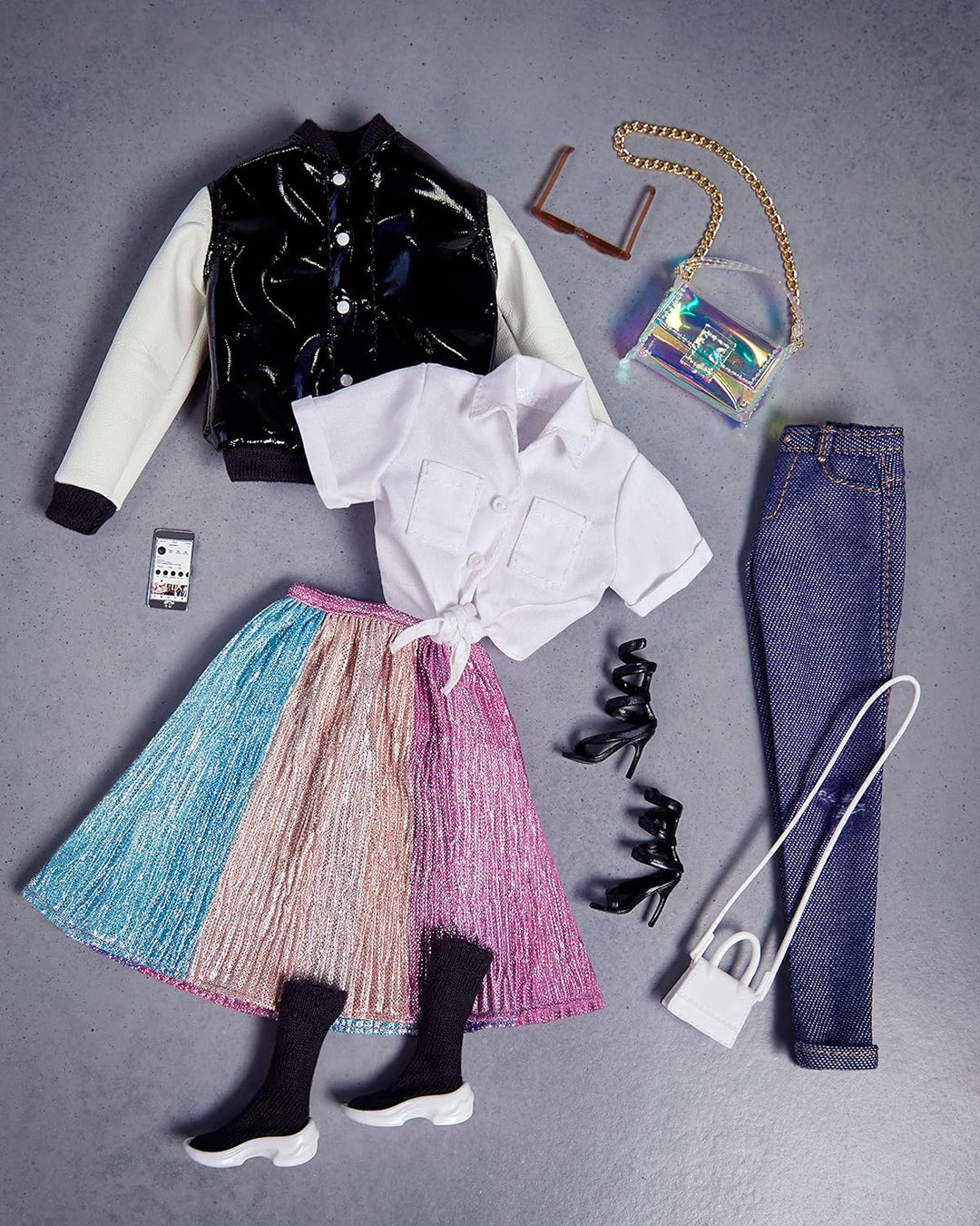 Barbie HCB75 - Signature @BarbieStyle bewegliche Modepuppe (brünett) mit zwei Tops, Rock, Jeans, Jac