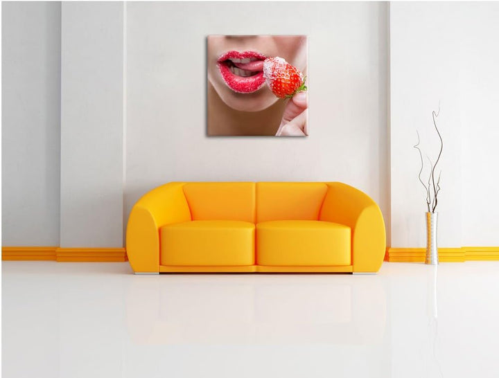 Pixxprint Erdbeere mit Zucker vor Lippen, Format: 70x70 auf Leinwand, 70x70