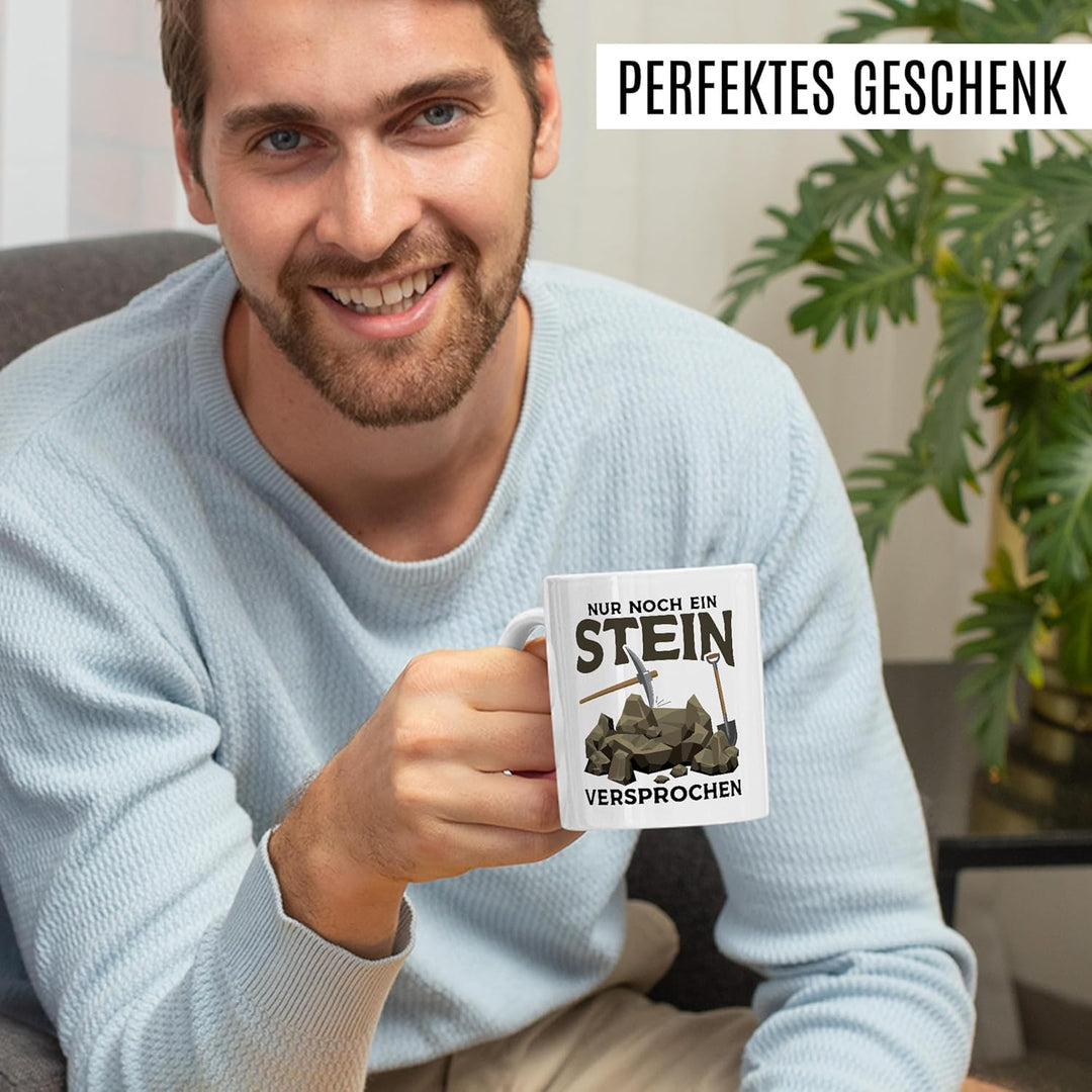 Tasse Humor Geschenk nur noch ein Stein versprochen – Kaffeetasse 330ml aus Keramik – Büro Lustig Wi