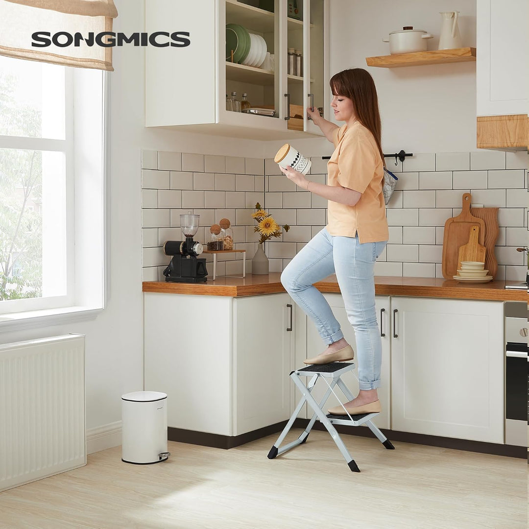 SONGMICS Klapptritt mit 2 Stufen, Trittleiter, Leiter, 20 cm breite Stufen, rutschfeste Gummimatte,