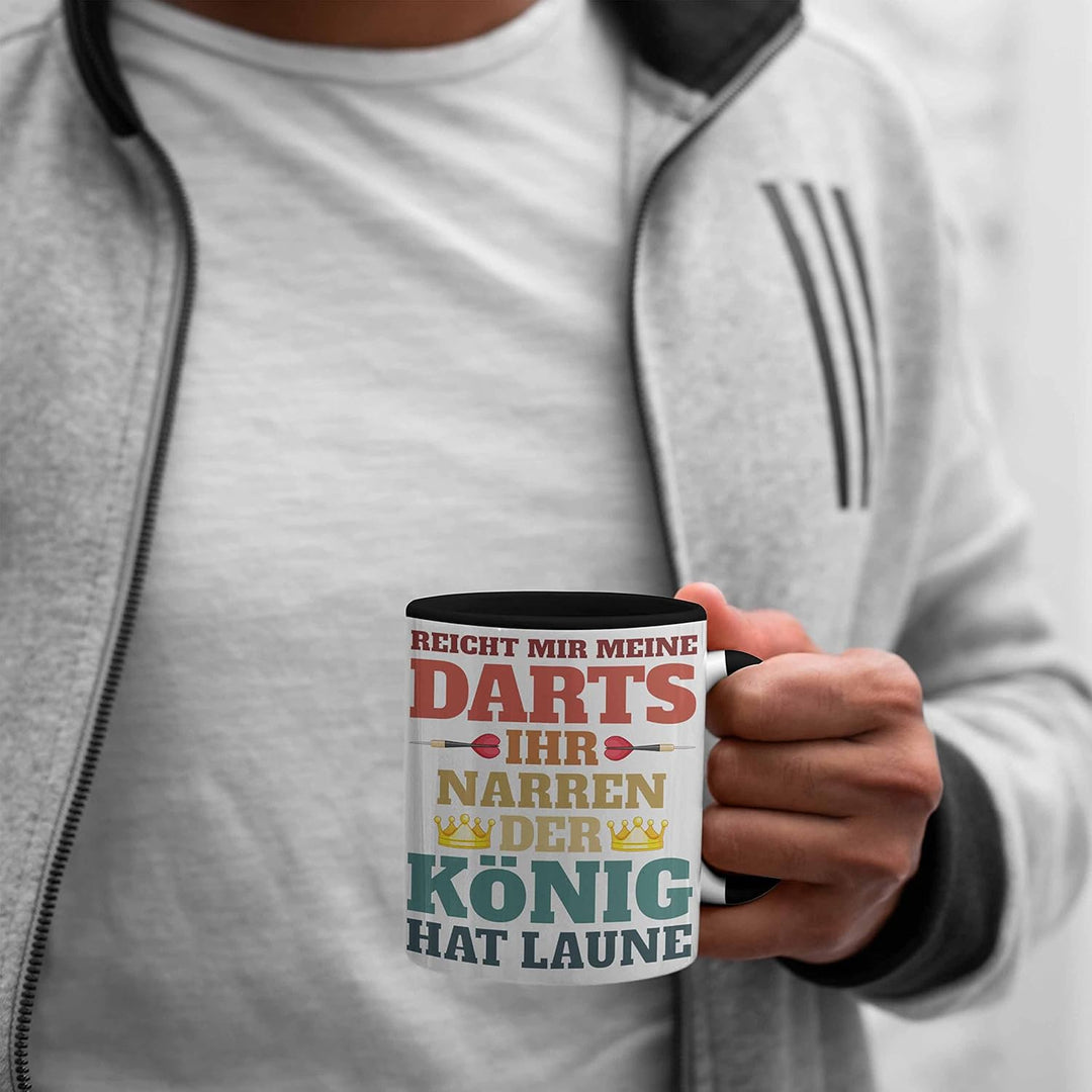 Trendation - Dart Tasse Dartpfeil Reicht Mir Meine Darts Spruch Männer Dart-Spieler Geschenkidee (Sc