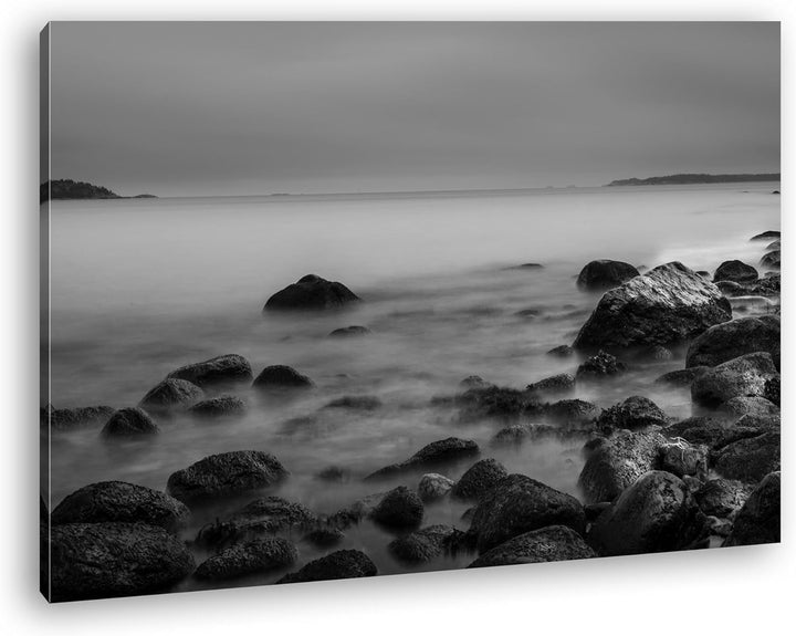 deyoli geheimnisvoller Kiesstrand in Schweden Effekt: Schwarz/Weiss im Format: 60x40 als Leinwandbil