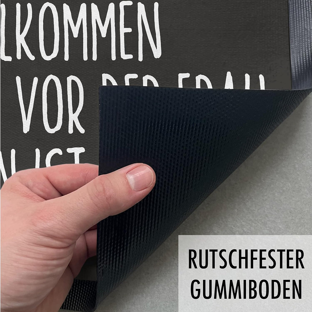 Trendation - Willkommen Fussmatte Lustig mit Spruch Geschenk Achtung Vor Der Frau Mann Ist Cool