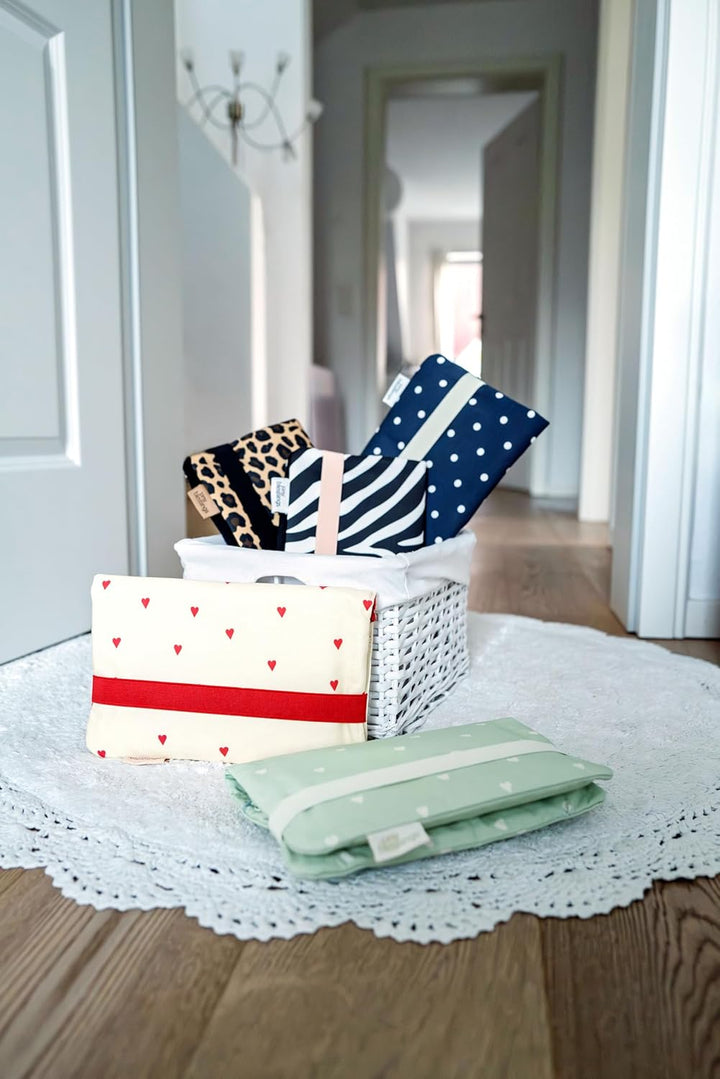 Tiny Blessings Windeltasche mit Wickelunterlage für unterwegs, Extra starkes Verschlussband, Schlauf